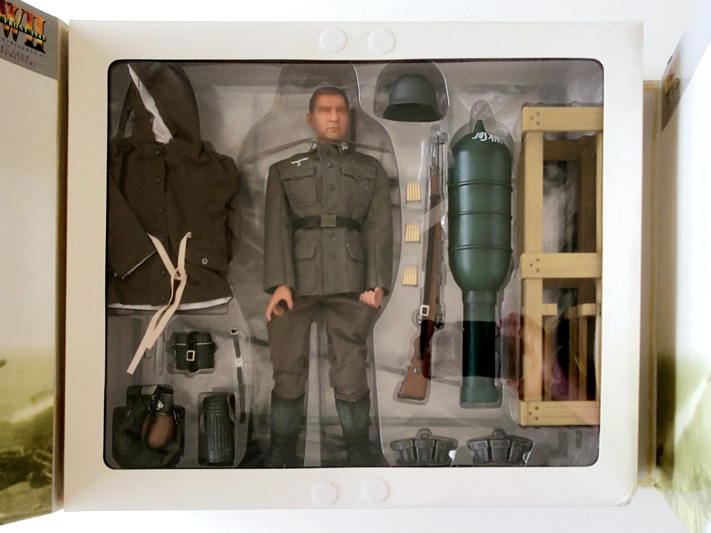 Dragon WWII Eastern Front 1943 Schweres Wurfgerat 41 and Rocket Crew (Obergefreiter) “Lang” 12-Inch Action Figure Set
