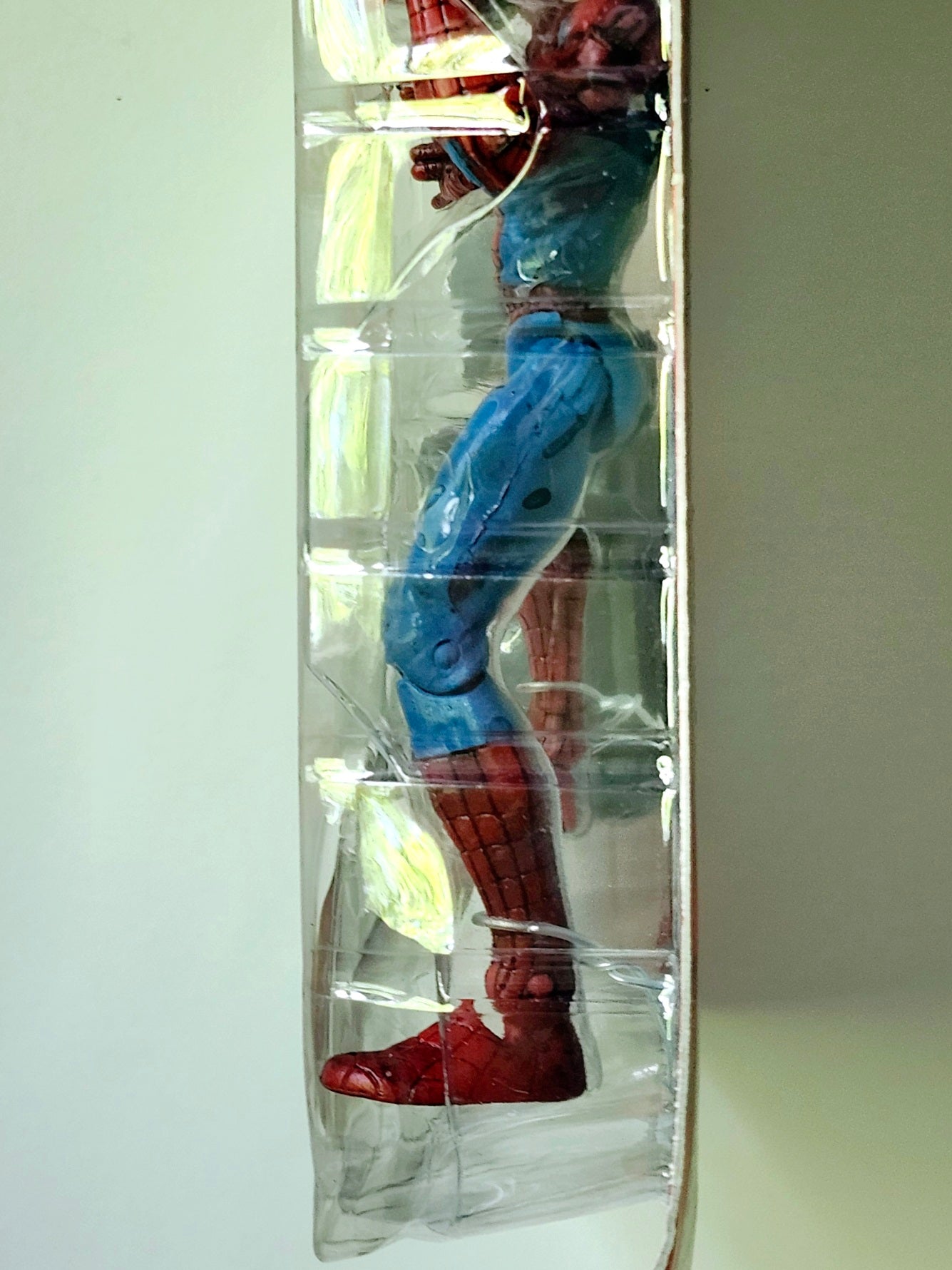 Spider-Man Classics Spider-Man with Magnetic Shoot & Grab Action 6-Inch Action Figure